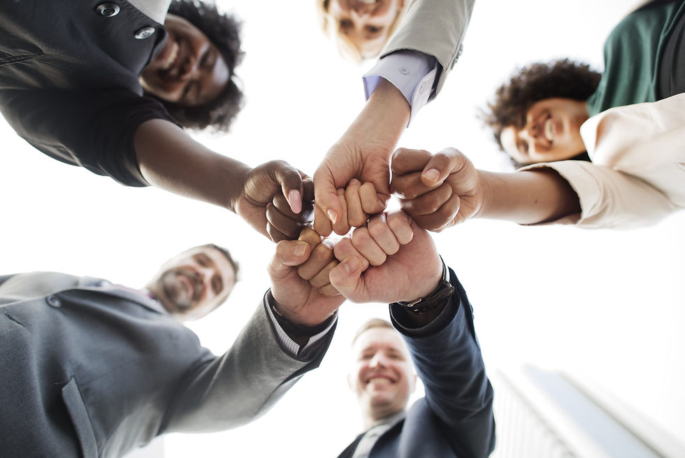 equipe-de-negocios-bem-sucedido-e-feliz-2-scaled.jpg