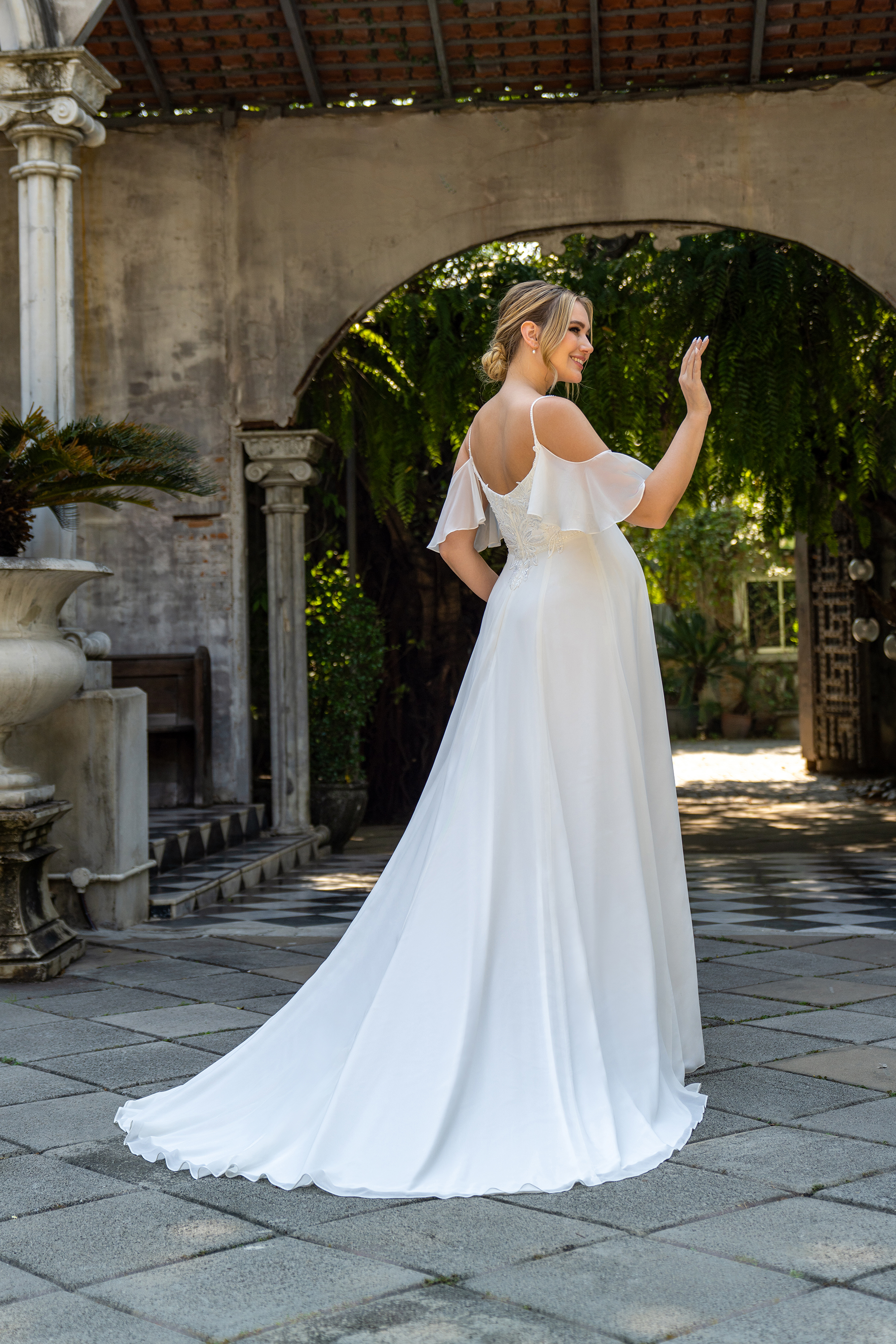 Schwangerschafts-Brautkleid, zart und leicht, mit eleganten Spitzen- oder funkelnden Glitzer-Details, die den Bauch und Brustbereich sanft umhüllen, und Komfort sowie Bewegungsfreiheit für die werdende Mutter und ihr Baby bieten.
Du:
findet man bei Caprics in Osnabrück Brautkleider