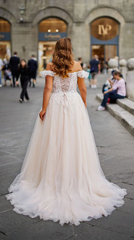 Curvy/Plus-Size Brautkleider bis Größe 60 bei Caprice in Osnabrück erhältlich. Elegante Designs, die perfekt auf die Bedürfnisse jeder Braut abgestimmt sind. Vereinbaren Sie jetzt einen Anprobetermin, um Ihr Traumkleid zu finden.Entdecke die moderne und verspielte Brautmode der Marke Mode to Love bei Caprics in Osnabrück. Die Kollektion besticht durch zeitgemäße Designs und frische Akzente. Für Bräute, die klassische Eleganz suchen, bietet Caprics zudem eine große Auswahl an Tüll- und Spitzenkleidern der Marke Très Chic. Ob modern oder traditionell – bei Caprics in Niedersachsen findest du das perfekte Brautkleid. Buche jetzt deinen Termin online."