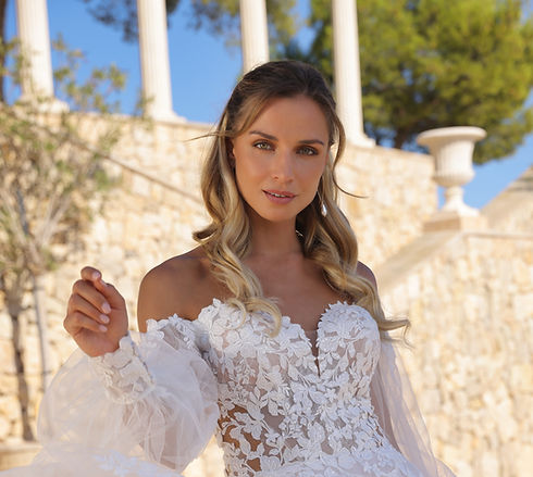 Braut probiert ein elegantes Brautkleid während der persönlichen Anprobe bei Capric’s Braut & Abendmode in Osnabrück