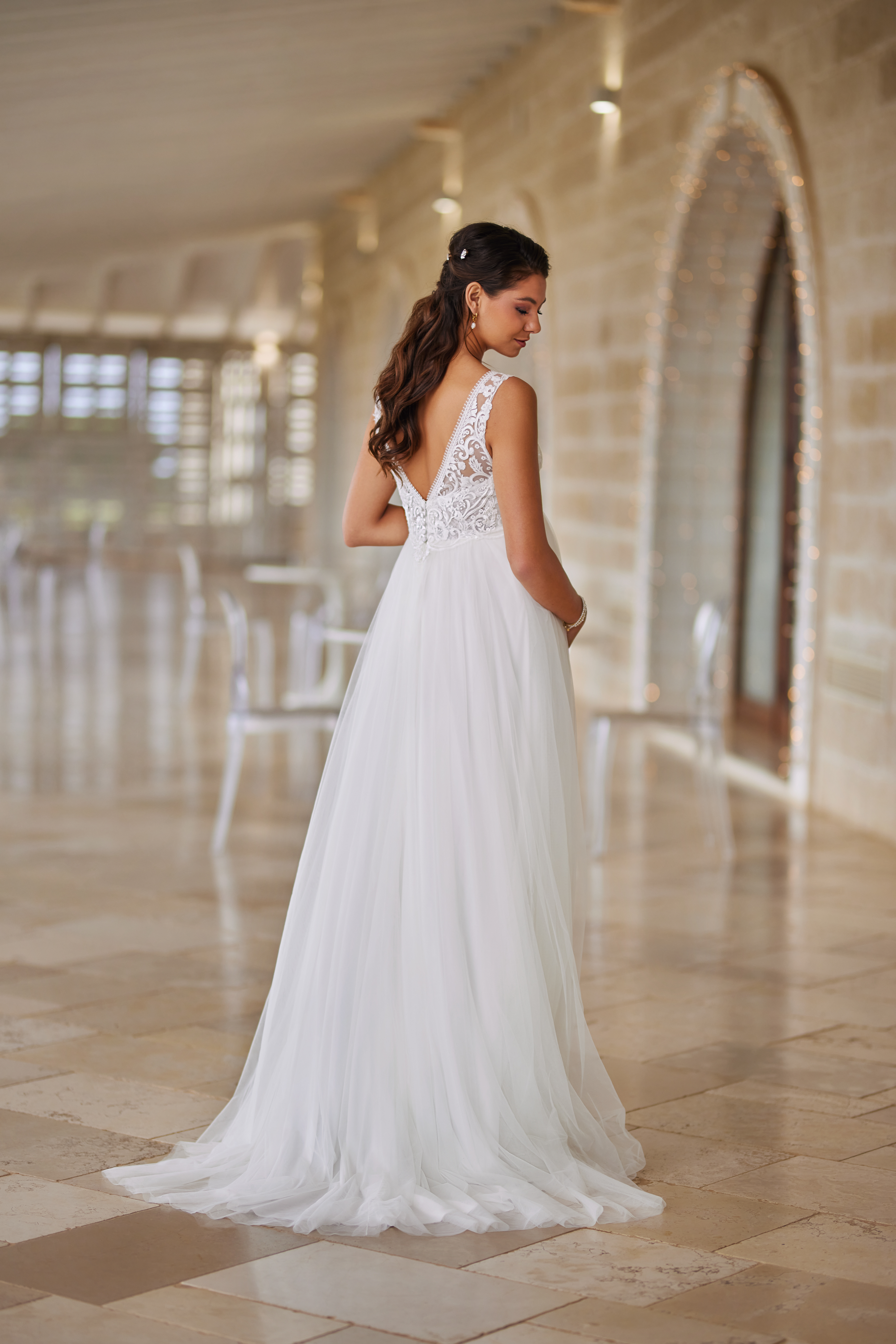 Schwangerschafts-Brautkleid, zart und leicht, mit eleganten Spitzen- oder funkelnden Glitzer-Details, die den Bauch und Brustbereich sanft umhüllen, und Komfort sowie Bewegungsfreiheit für die werdende Mutter und ihr Baby bieten.
Du:
findet man bei Caprics in Osnabrück Brautkleider
