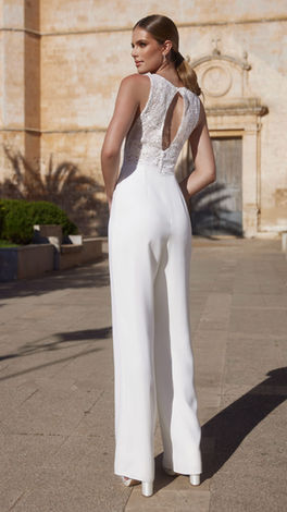Entdecke die moderne und verspielte Brautmode bei Caprics in Osnabrück. Die Kollektion bietet eine Vielzahl an stilvollen Jumpsuits und Overalls, von eleganter Spitze bis hin zu schlichten, zeitgemäßen Designs. Für Bräute, die klassische Eleganz suchen, findest du auch eine große Auswahl an Tüll- und Spitzenkleidern. Bei Caprics in Niedersachsen findest du das perfekte Brautoutfit für deinen großen Tag. Buche jetzt deinen Termin online."
