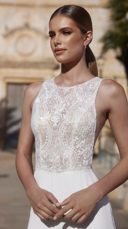 Entdecke die moderne und verspielte Brautmode bei Caprics in Osnabrück. Die Kollektion bietet eine Vielzahl an stilvollen Jumpsuits und Overalls, von eleganter Spitze bis hin zu schlichten, zeitgemäßen Designs. Für Bräute, die klassische Eleganz suchen, findest du auch eine große Auswahl an Tüll- und Spitzenkleidern. Bei Caprics in Niedersachsen findest du das perfekte Brautoutfit für deinen großen Tag. Buche jetzt deinen Termin online."
