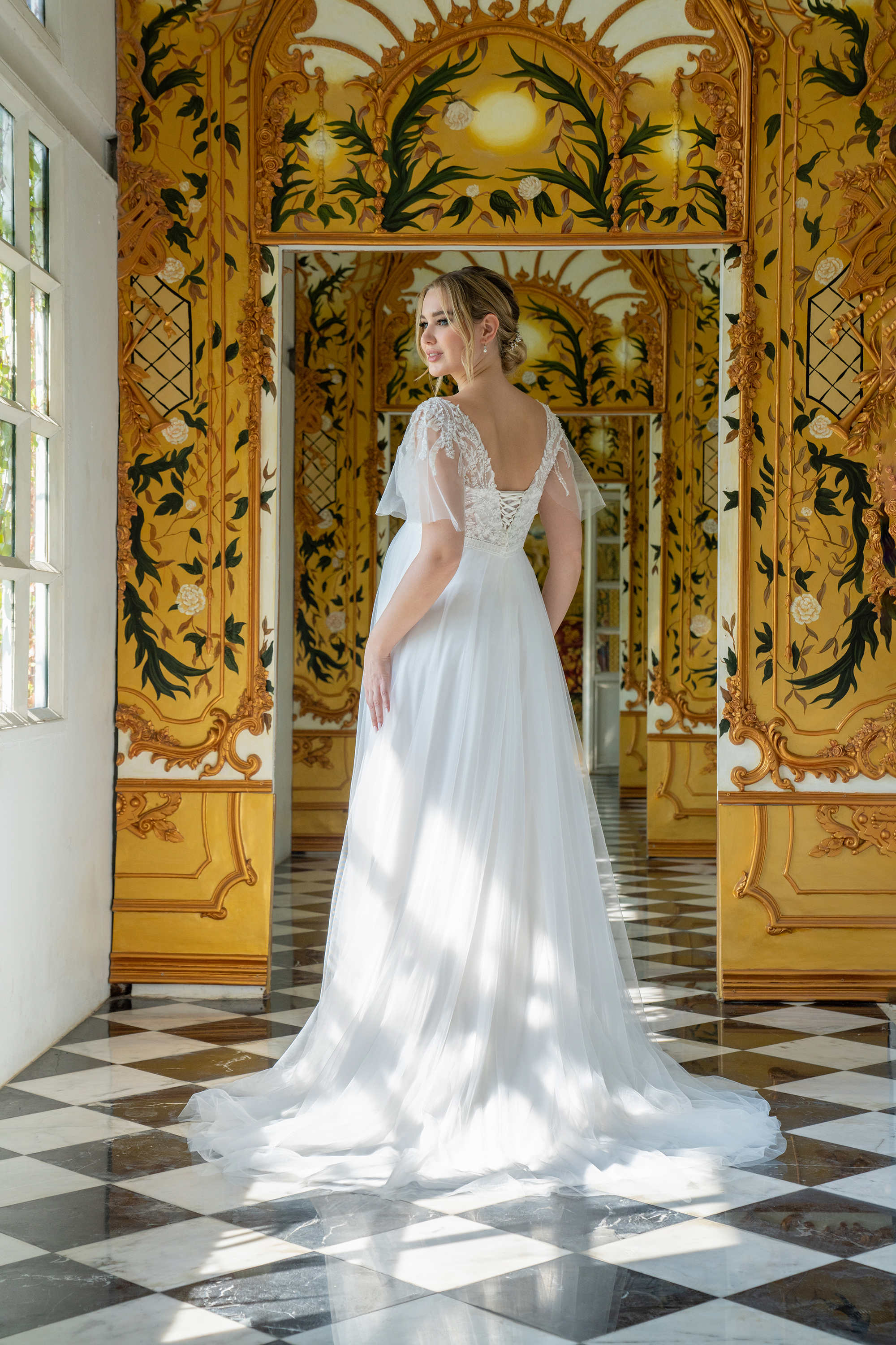 Schwangerschafts-Brautkleid, zart und leicht, mit eleganten Spitzen- oder funkelnden Glitzer-Details, die den Bauch und Brustbereich sanft umhüllen, und Komfort sowie Bewegungsfreiheit für die werdende Mutter und ihr Baby bieten.
Du:
findet man bei Caprics in Osnabrück Brautkleider