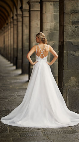 Auf 800qm Fläche werden bei Caprics in Osnabrück, Niedersachsen, alle Träume wahr! Entdecke eine exklusive Auswahl an Brautkleidern von renommierten Marken wie Tres Chic, Brinkmann, Pure und Made to Love. Tauche ein in eine Welt voller Eleganz und Stil und finde das Kleid deiner Träume für deinen besonderen Tag. Von klassisch bis modern, von schlicht bis opulent - wir haben alles, was dein Herz begehrt. Von Größe 34 bis 60 ist für jeden etwas dabei. Verziert mit Perlenstickereien und Glitzer für einen glamourösen Look in edler Optik."

