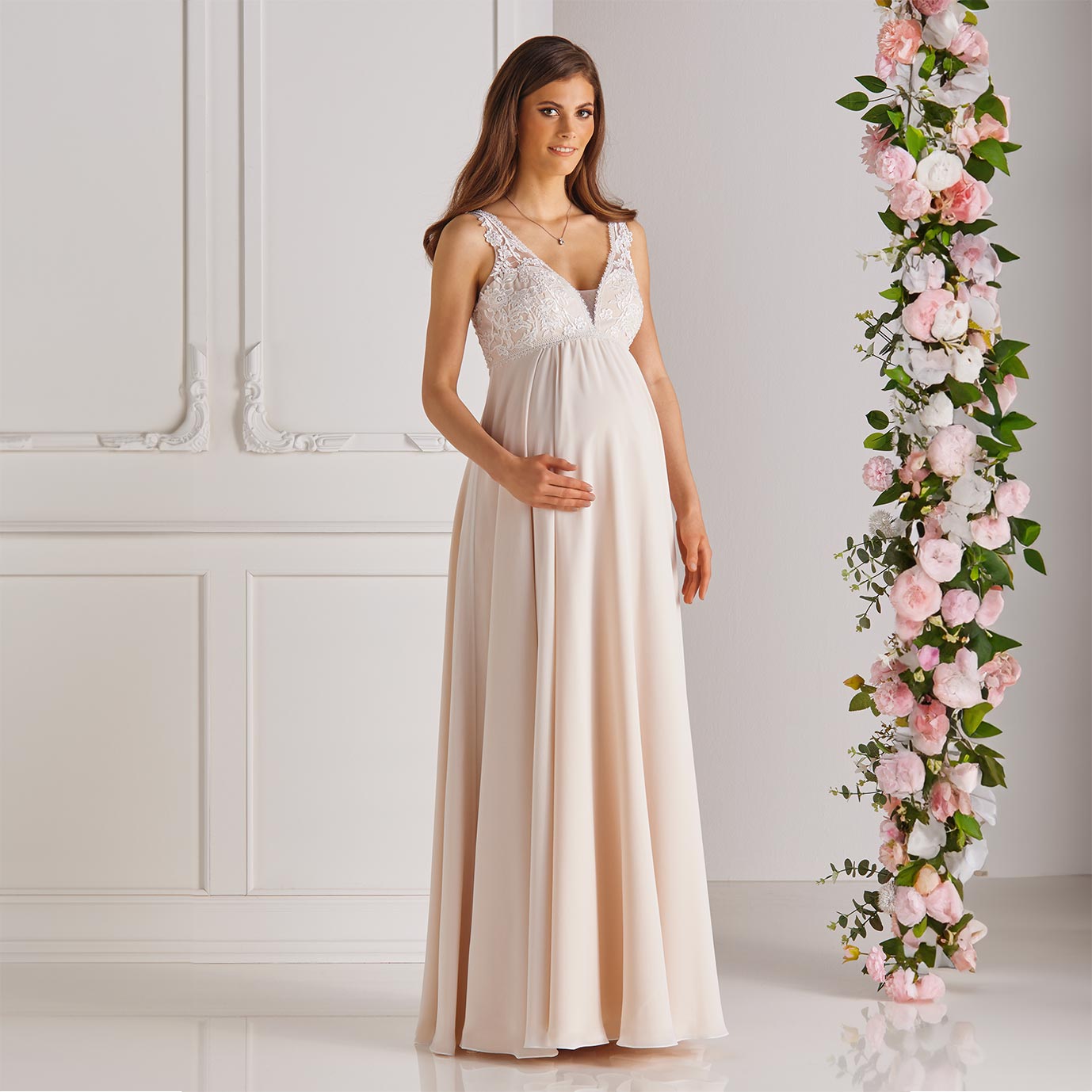 Schwangerschafts-Brautkleid, zart und leicht, mit eleganten Spitzen- oder funkelnden Glitzer-Details, die den Bauch und Brustbereich sanft umhüllen, und Komfort sowie Bewegungsfreiheit für die werdende Mutter und ihr Baby bieten.
Du:
findet man bei Caprics in Osnabrück Brautkleider