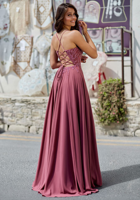 Die Unique-Abendkleider bei Caprics Osnabrück könnten eine exklusive Auswahl eleganter Stücke umfassen. Mit einer Vielfalt an Stilen, von zeitlos bis modern, bietet Unique bei Caprics eine breite Palette für anspruchsvolle Anlässe.
Die hochwertigen Materialien, wie sie in den Abendkleidern von Unique verwendet werden, könnten von Caprics sorgfältig ausgewählt und präsentiert werden. Die Verarbeitung und Liebe zum Detail könnten den Kundinnen ein einzigartiges und luxuriöses Erlebnis bieten.
Laona bei Caprics Osnabrück:
Laona-Abendkleider, erhältlich bei Caprics Osnabrück, könnten die perfekte Mischung aus Glamour und Weiblichkeit repräsentieren. Die funkelnden Designs und femininen Schnitte betonen die Schönheit jeder Trägerin und verleihen ihr einen glamourösen Auftritt.
Bei Caprics könnte Laona für eine stilvolle Auswahl an Abendkleidern stehen, die von langen, eleganten Roben bis zu kürzeren, charmanten Modellen reicht.
Luxuar Fashion bei Caprics Osnabrück:
Luxuar Fashion bei Caprics Osnabrück könnte für zeitlose Eleganz und stilvolle Vielfalt stehen. Die Abendkleider könnten durch hochwertige Verarbeitung und sorgfältige Materialauswahl geprägt sein, was zu einer Kollektion führt, die sowohl klassische als auch moderne Elemente umfasst.
Caprics könnte eine exklusive Auswahl an Luxuar Fashion-Abendkleidern präsentieren, die den individuellen Stil jeder Kundin unterstreichen.
Caprics Osnabrück fungiert als Anlaufstelle für anspruchsvolle Braut- und Abendmode und könnte die oben genannten Hersteller in ihrem Sortiment führen, wodurch den Kunden eine breite Auswahl an exklusiven Abendkleidern geboten wird.