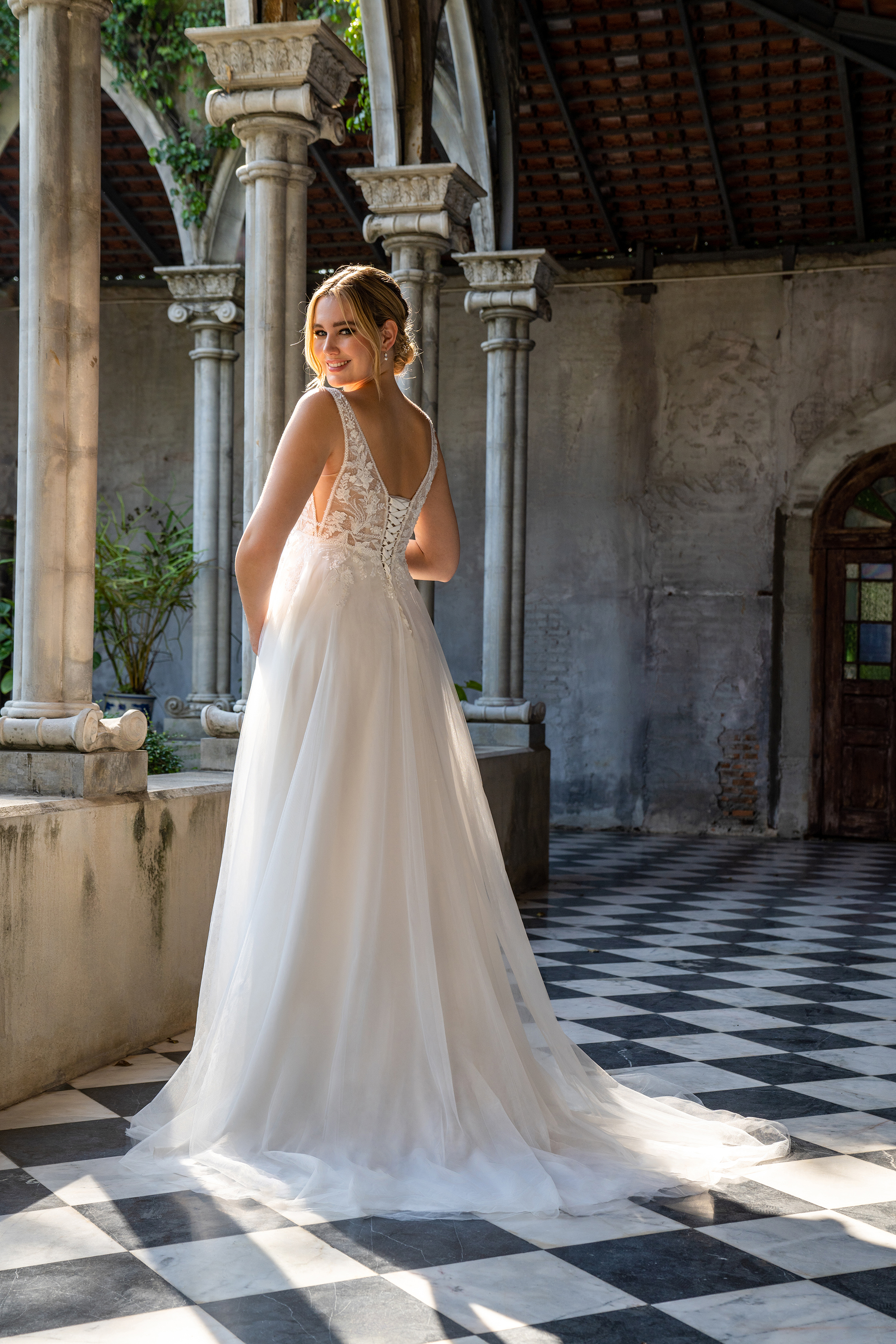 Schwangerschafts-Brautkleid, zart und leicht, mit eleganten Spitzen- oder funkelnden Glitzer-Details, die den Bauch und Brustbereich sanft umhüllen, und Komfort sowie Bewegungsfreiheit für die werdende Mutter und ihr Baby bieten.
Du:
findet man bei Caprics in Osnabrück Brautkleider