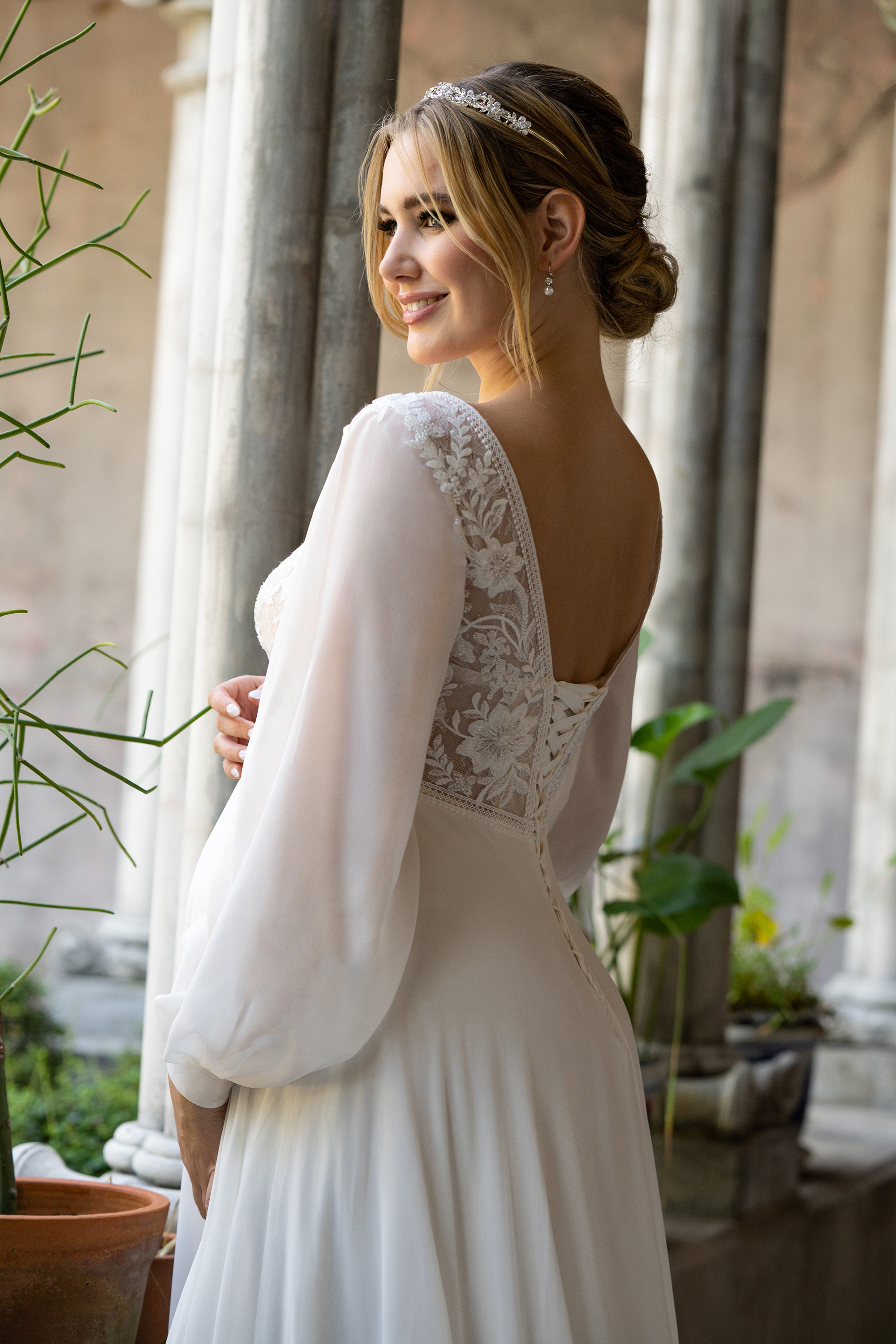 Schwangerschafts-Brautkleid, zart und leicht, mit eleganten Spitzen- oder funkelnden Glitzer-Details, die den Bauch und Brustbereich sanft umhüllen, und Komfort sowie Bewegungsfreiheit für die werdende Mutter und ihr Baby bieten.
Du:
findet man bei Caprics in Osnabrück Brautkleider