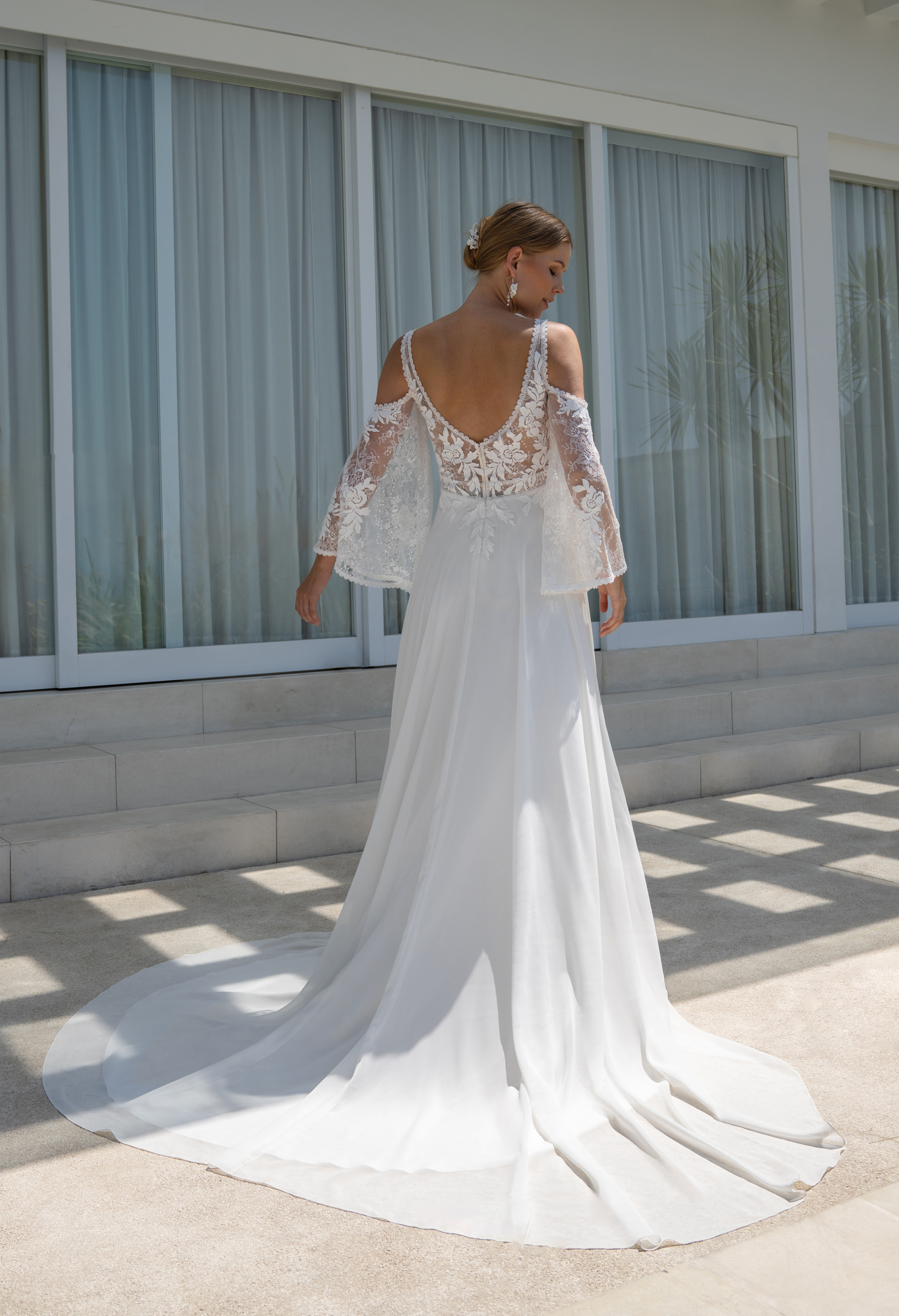 Schwangerschafts-Brautkleid, zart und leicht, mit eleganten Spitzen- oder funkelnden Glitzer-Details, die den Bauch und Brustbereich sanft umhüllen, und Komfort sowie Bewegungsfreiheit für die werdende Mutter und ihr Baby bieten.
Du:
findet man bei Caprics in Osnabrück Brautkleider