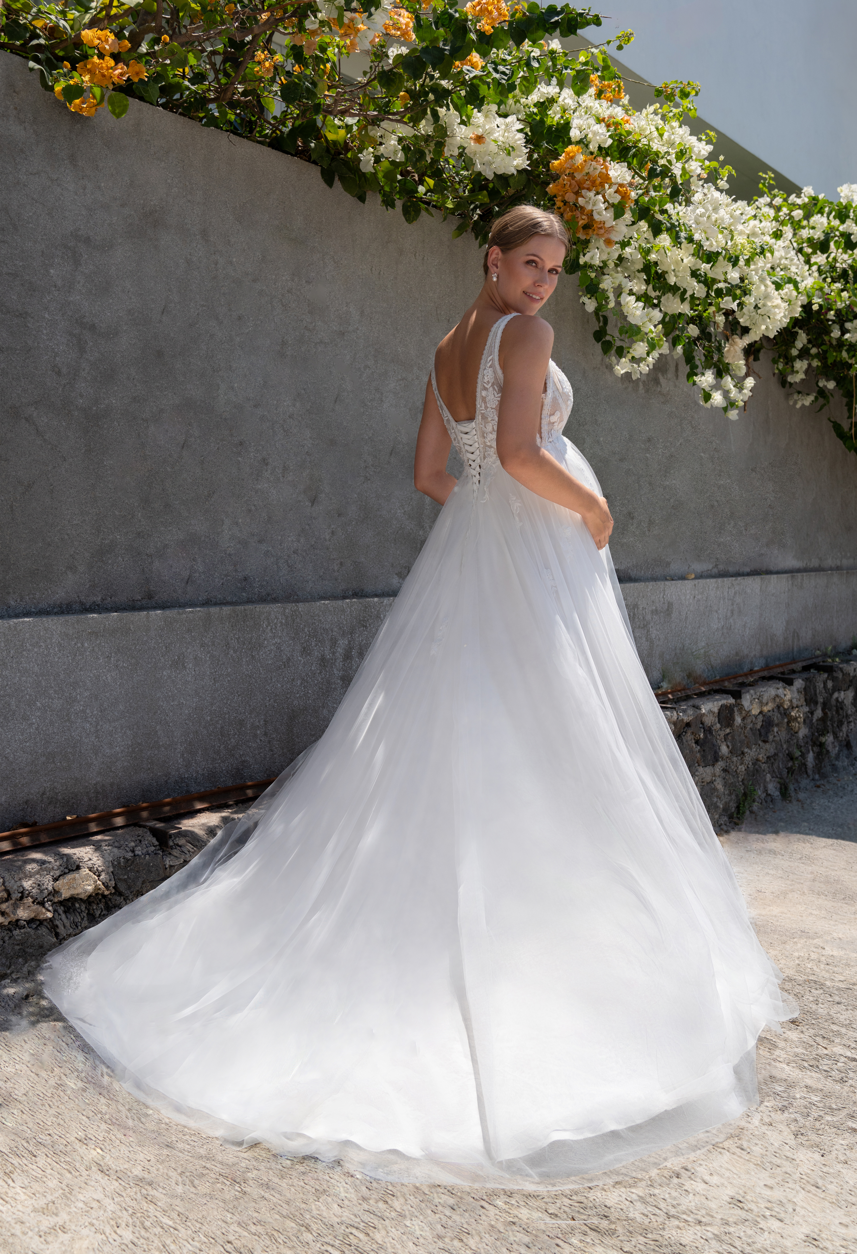 Schwangerschafts-Brautkleid, zart und leicht, mit eleganten Spitzen- oder funkelnden Glitzer-Details, die den Bauch und Brustbereich sanft umhüllen, und Komfort sowie Bewegungsfreiheit für die werdende Mutter und ihr Baby bieten.
Du:
findet man bei Caprics in Osnabrück Brautkleider