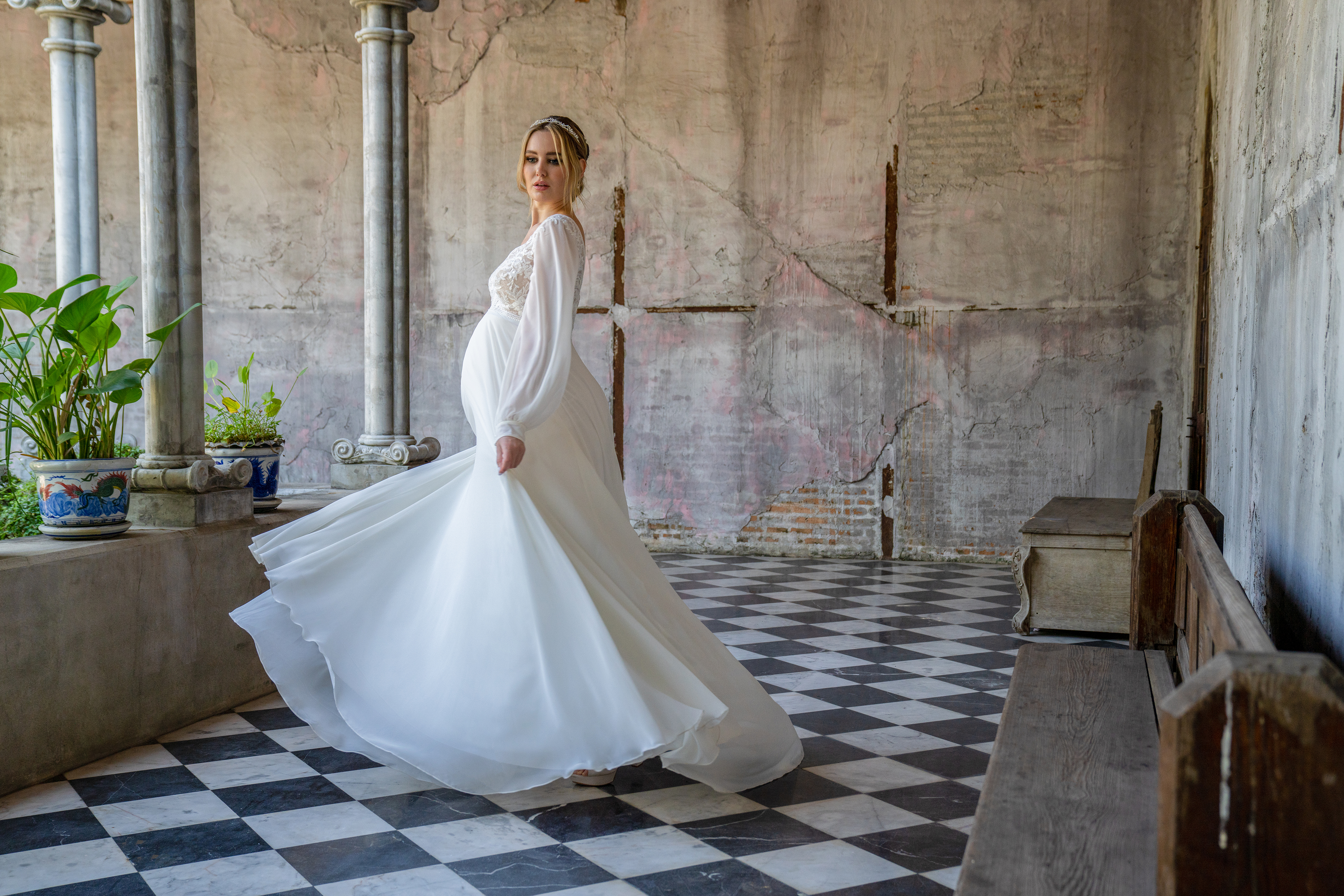 Schwangerschafts-Brautkleid, zart und leicht, mit eleganten Spitzen- oder funkelnden Glitzer-Details, die den Bauch und Brustbereich sanft umhüllen, und Komfort sowie Bewegungsfreiheit für die werdende Mutter und ihr Baby bieten.
Du:
findet man bei Caprics in Osnabrück Brautkleider