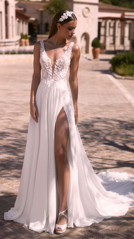 Entdecke die schlichte und elegante Brautmode der Marke Bianco Evento bei Caprics in Osnabrück. Die Kollektion bietet eine Vielzahl von Möglichkeiten: von zarten Tüll- und Satinkleidern über mix & match Corsagen bis hin zu stilvollen Hosen und Röcken. Caprics führt eine große Auswahl dieses Herstellers, ideal für jede Braut in Niedersachsen. Buche jetzt deinen Termin online und finde dein perfektes Brautkleid."
