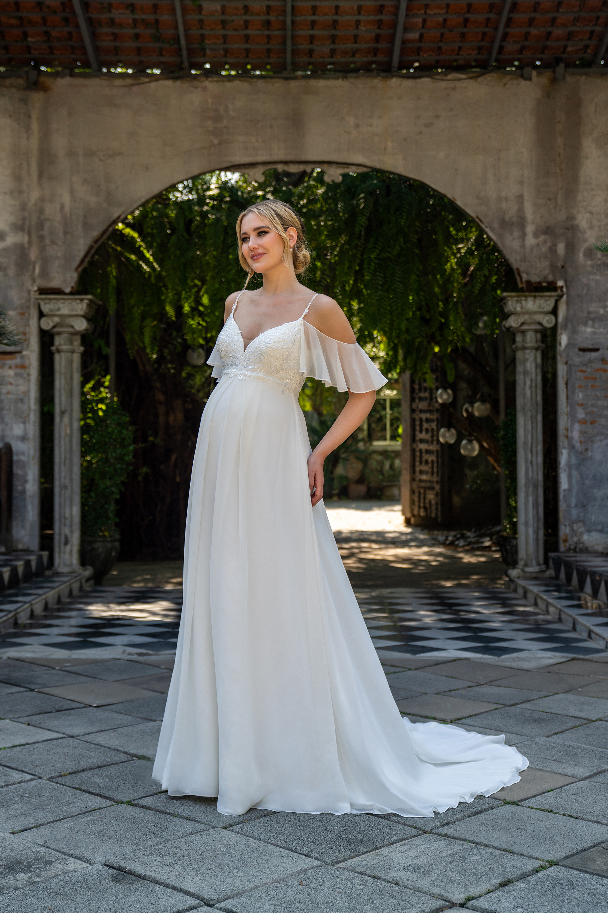 Schwangerschafts-Brautkleid, zart und leicht, mit eleganten Spitzen- oder funkelnden Glitzer-Details, die den Bauch und Brustbereich sanft umhüllen, und Komfort sowie Bewegungsfreiheit für die werdende Mutter und ihr Baby bieten.
Du:
findet man bei Caprics in Osnabrück Brautkleider