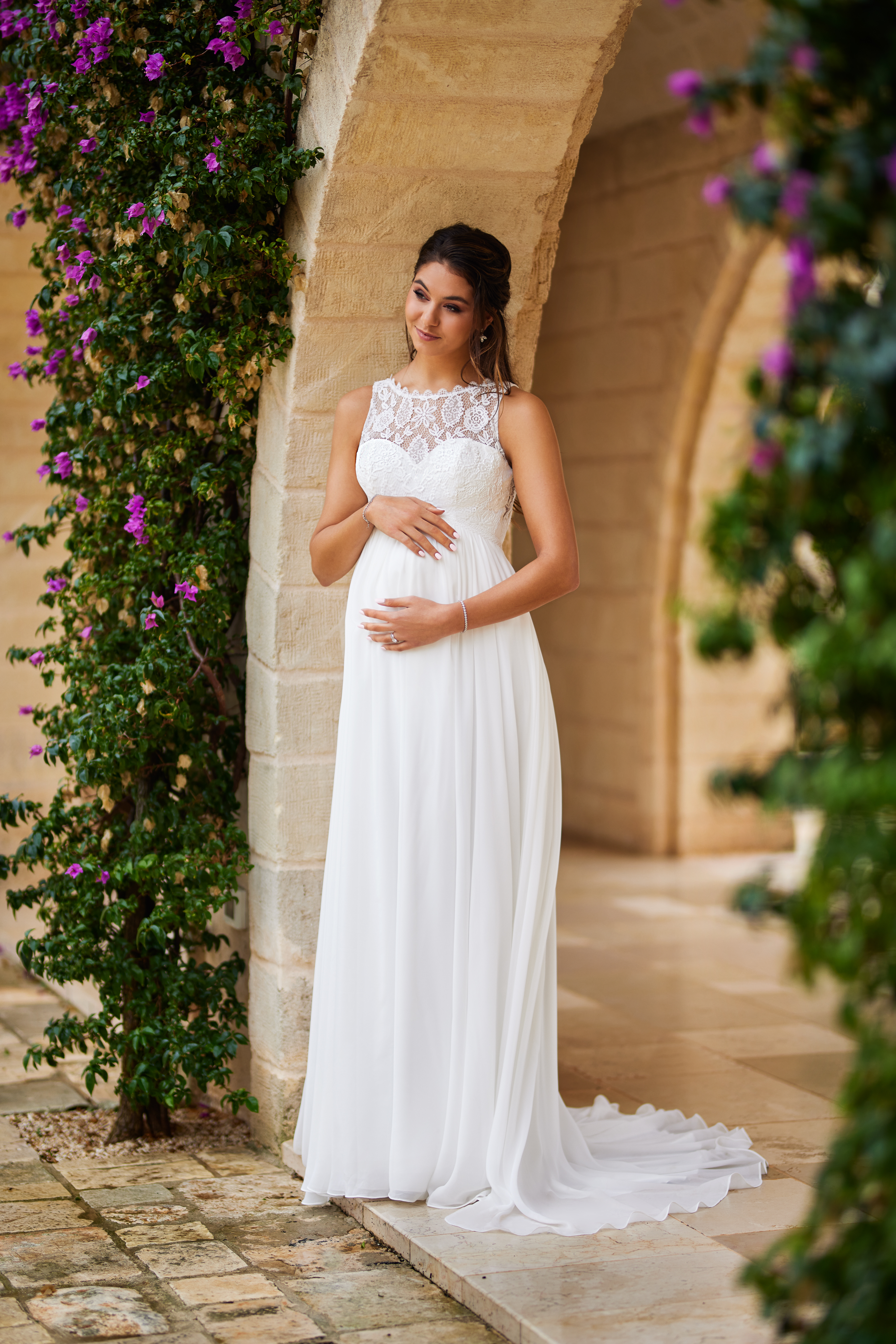 Schwangerschafts-Brautkleid, zart und leicht, mit eleganten Spitzen- oder funkelnden Glitzer-Details, die den Bauch und Brustbereich sanft umhüllen, und Komfort sowie Bewegungsfreiheit für die werdende Mutter und ihr Baby bieten.
Du:
findet man bei Caprics in Osnabrück Brautkleider
