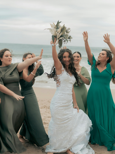 Harmonische Brautjungfernkleider und Braut mit Blumenstrauß – Capric’s Brautmode Osnabrueck.