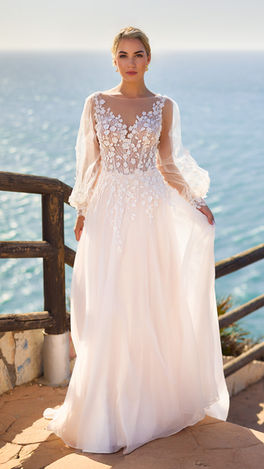 Verspieltes Brautkleid mit floralen Details von Très Chic bei Capric’s Osnabrück