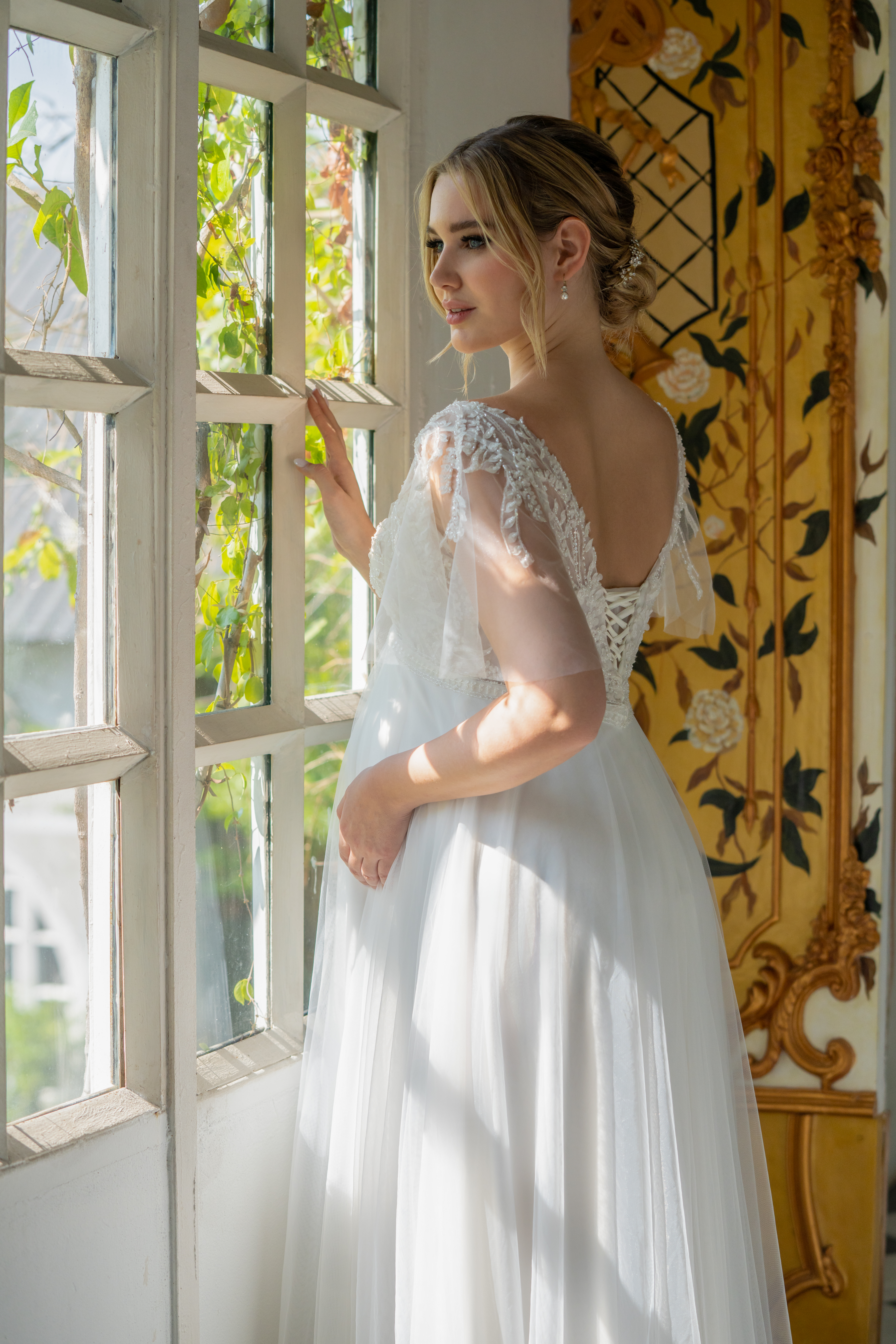 Schwangerschafts-Brautkleid, zart und leicht, mit eleganten Spitzen- oder funkelnden Glitzer-Details, die den Bauch und Brustbereich sanft umhüllen, und Komfort sowie Bewegungsfreiheit für die werdende Mutter und ihr Baby bieten.
Du:
findet man bei Caprics in Osnabrück Brautkleider