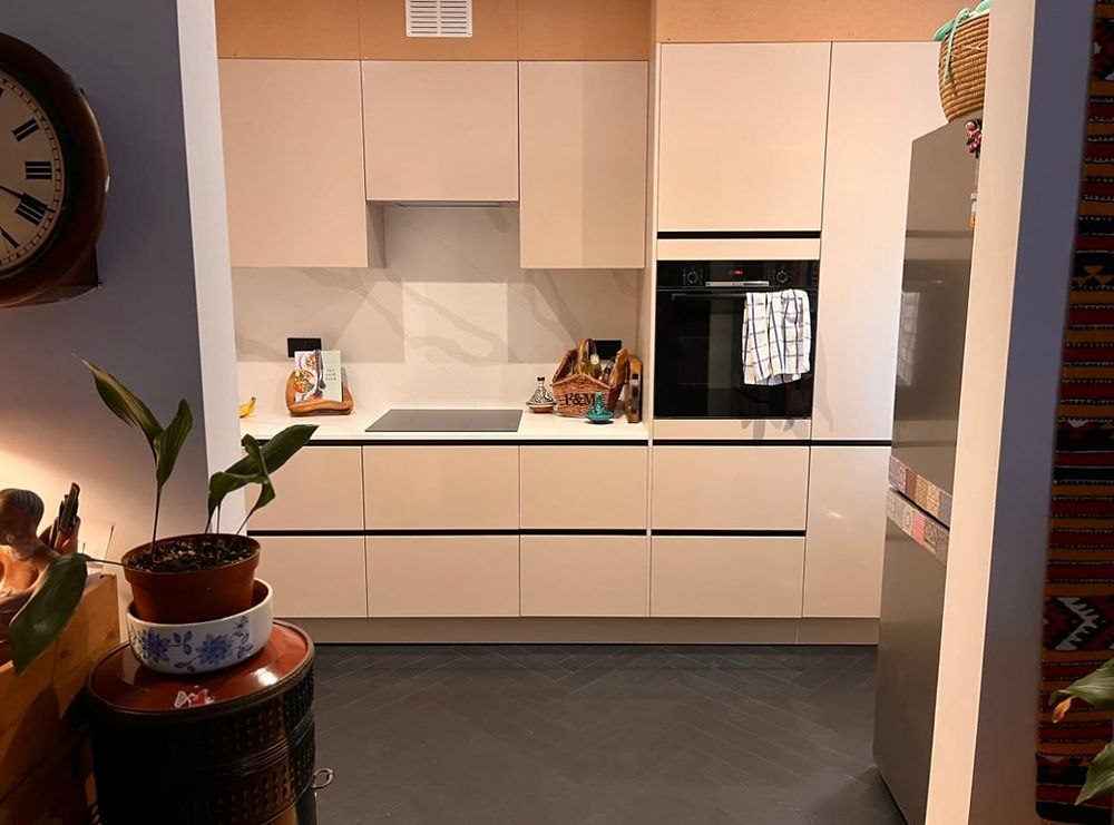 Hacker, Top Soft, Cashmere colour, German Kitchens, Four Seasons Kitchens, Leeds, Kitchen Fitters, Local, Quartz, Handleless