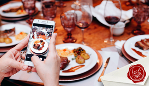 Imagem de um evento gastronômico com o logo Feast.