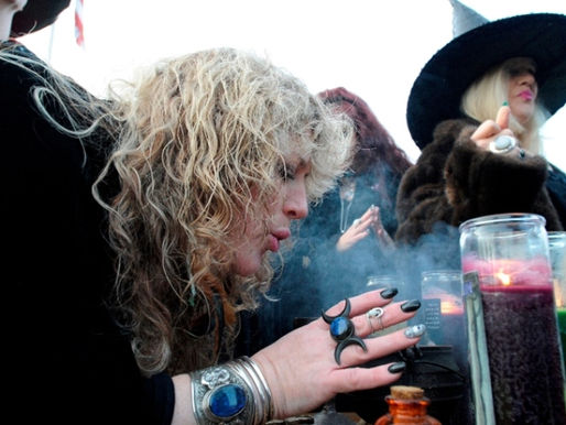 Durante batalha espiritual contra um pastor, ex-feiticeira foi liberta: “Caí no chão e algo saiu de mim”