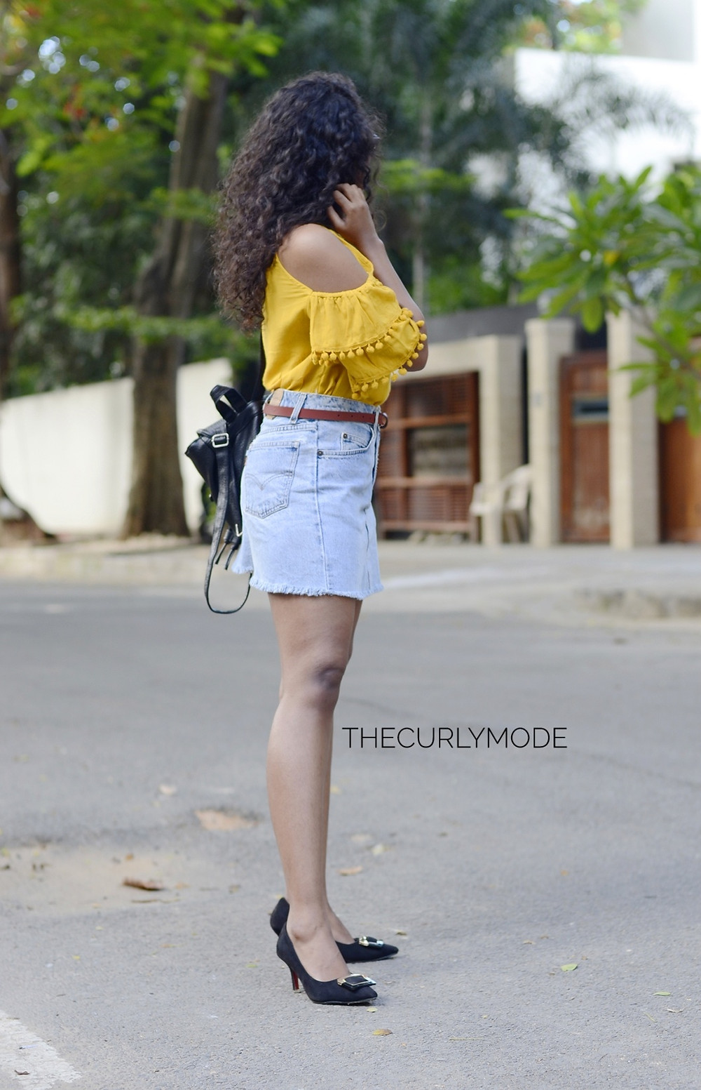 Warm summer and cold shoulder, the curly mode, outfit