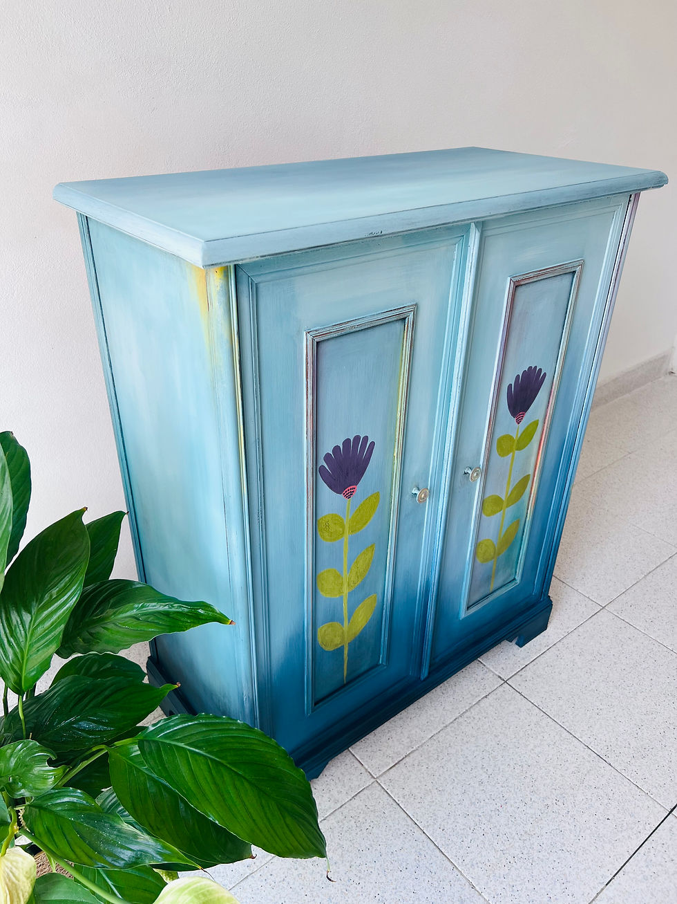 Miniatura: Mobiletto decorato a mano libera