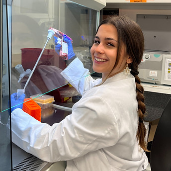 Lucía Foto pagina web _edited.jpg