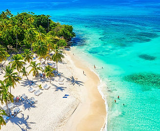 une-plage-de-la-petite-ile-de-cayo-levantado-a-samana-en-republique-dominicaine-photo-shut