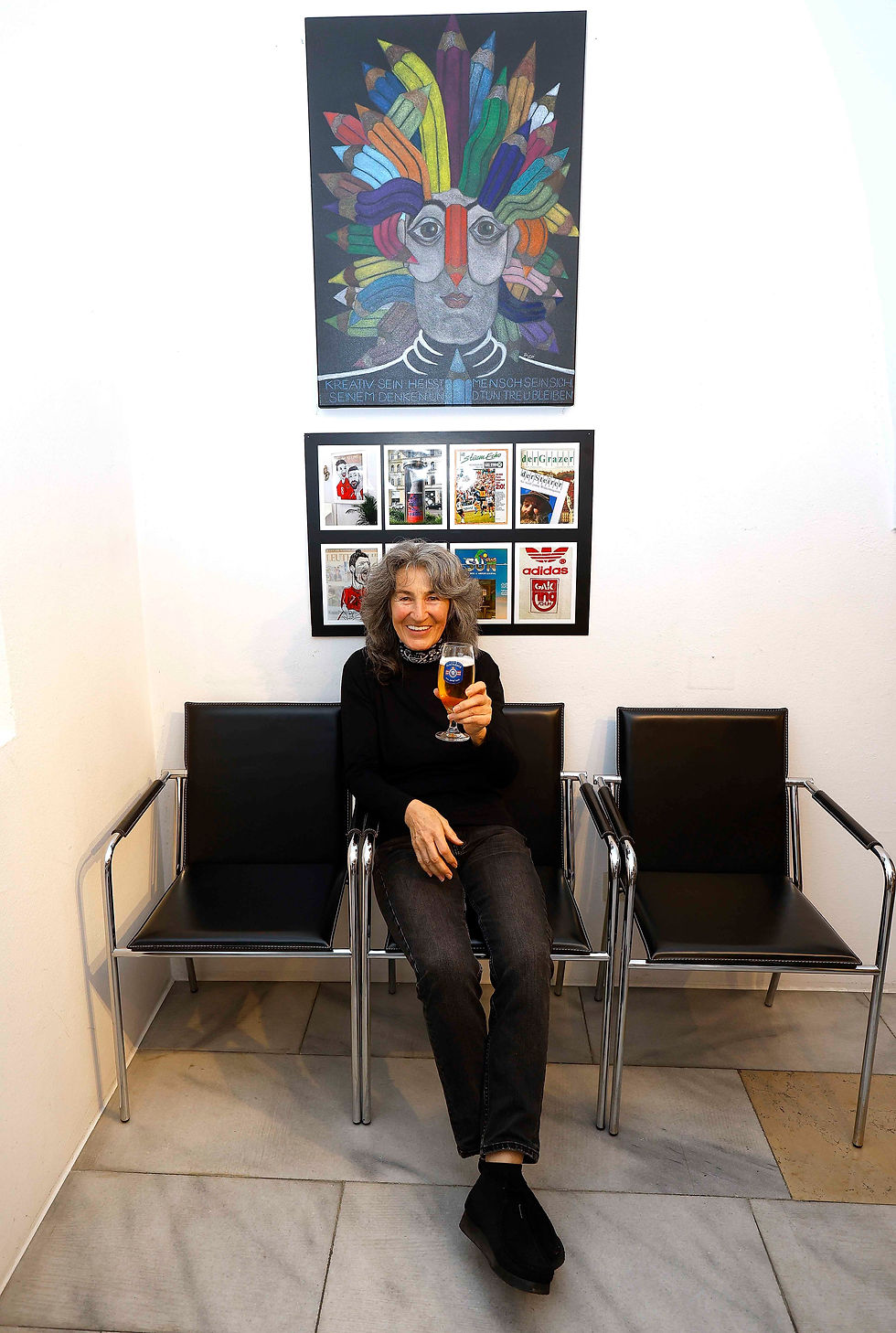 Nach der Vernissage mit einem kühlen Bierchen vor den Bildern. Werk vollendet … (Foto: Der Plankenauer)