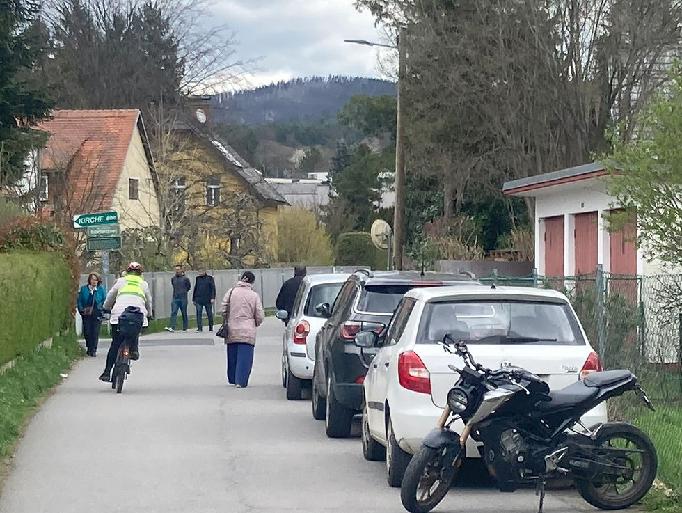 Beispiel Zelinkagasse: Parkende Autos, rasende Radler, zurückgedrängte Fußgänger. (Foto: E.C.)