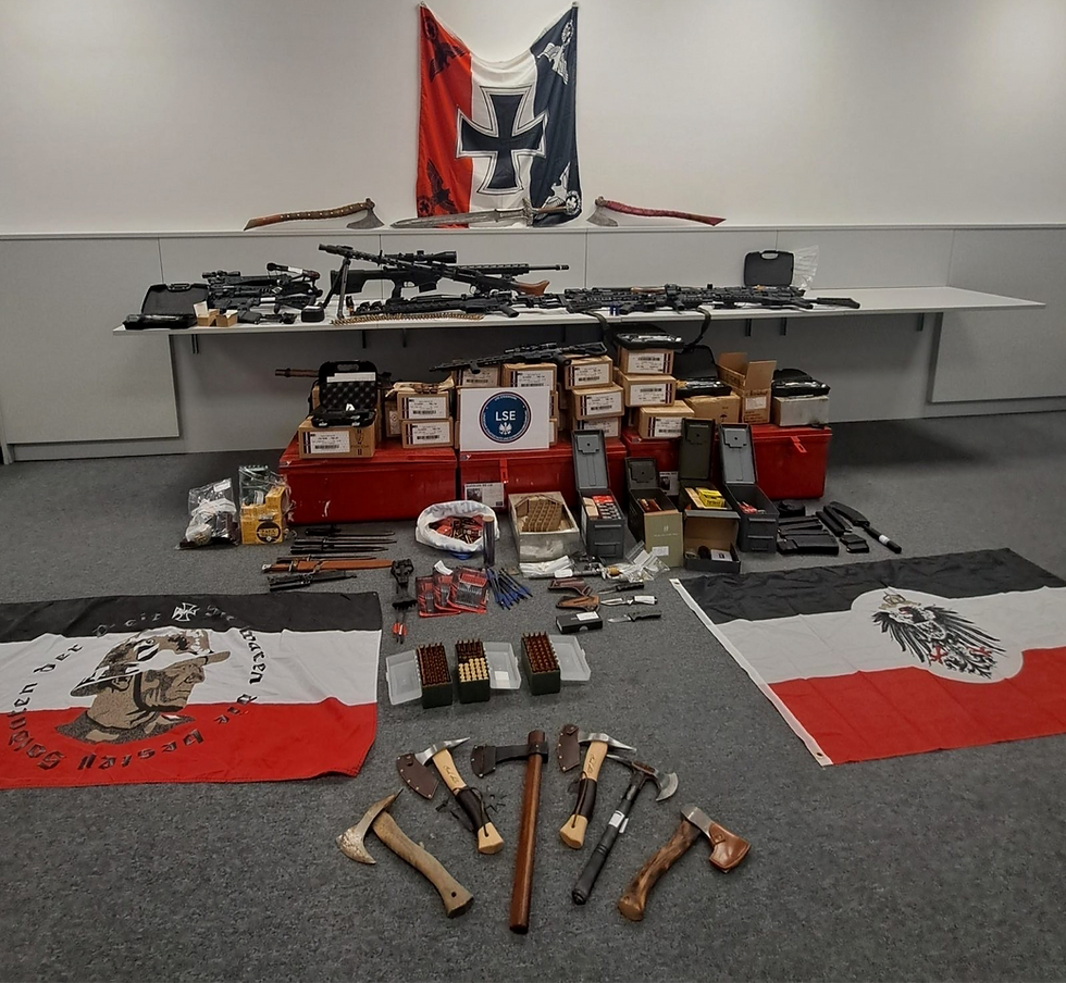 Die sichergestellten Waffen- und Nazi-Devolionalen. (Foto: Polizei)