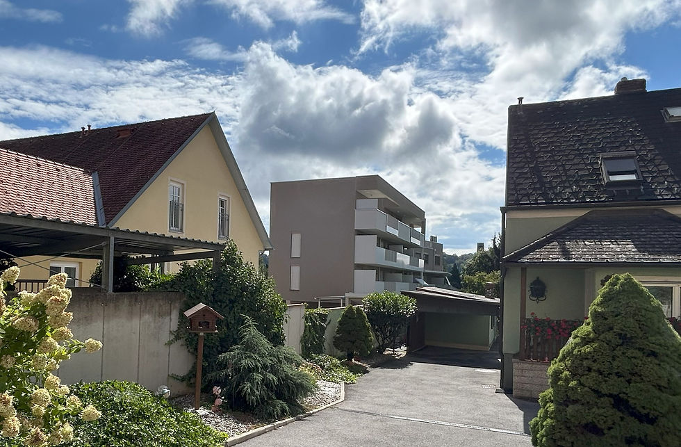 Bewilligt als Strassenrand-Bebauung: Das Haus Statteggerstraße 8 (Mitte) – Zufahrt zwischen den Häusern Statteggerstraße 4 (rechts) und Nummer 6. (Foto: KK)
