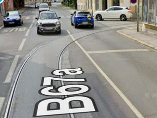 Mit Motorrad frontal gegen Bim: Schwer verletzt