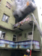 Von diesem Balkon im ersten Stock wurde die bereits bewusstlose Grazien mittels Schiebeleiter geborgen. (Foto: BF Graz)