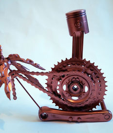 Ein Kunstwerk aus Recycling: Diese Skulptur auf Captain Fanta's Homepage beeindruckt nicht nur durch ihre ästhetische Ausstrahlung, sondern auch durch ihre nachhaltige Entstehung. Die Blätter bestehen aus recycelten Fahrradreifen, während der untere Teil aus wiederverwendeten Rohrleitungen gefertigt ist. Ein harmonisches Zusammenspiel von Kreativität und Umweltbewusstsein, das die Vielseitigkeit der Kunst von Captain Fanta widerspiegelt