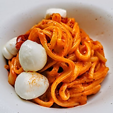 Paste subțiri  de casă cu sos de roșii de  gradina si mini mozzarella din Valea Doftanei