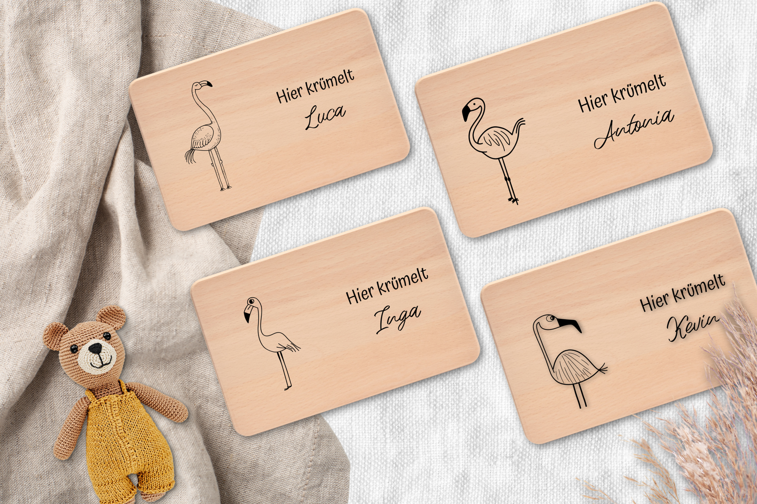 Vesperbrett - Flamingo, Hier krümelt, personalisiert