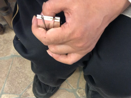 釣り針に餌をつける