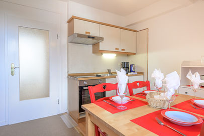 Integrierte Küchenzeile mit Backofen, Kühlschrank und Spüle