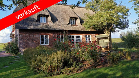 Alleinstehendes Reetdachhaus mit wunderschönem Garten in Meernähe