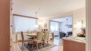 Esszimmer mit breitem Durchgang in den Wohnbereich