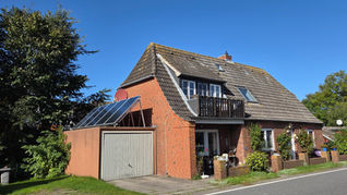 Südansicht mit Garage und Solarthermieanlage
