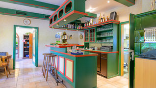 Schankstube mit Blick in den Hauseingang