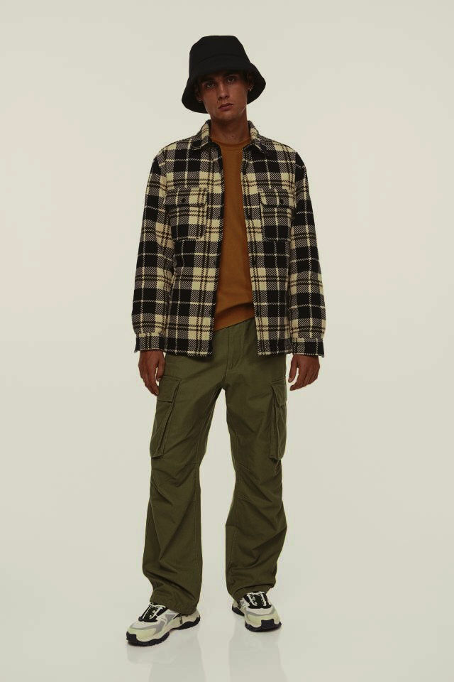 Thumbnail: Men Dark Khaki Green Relaxed Fit Cargo Trousers (MH)