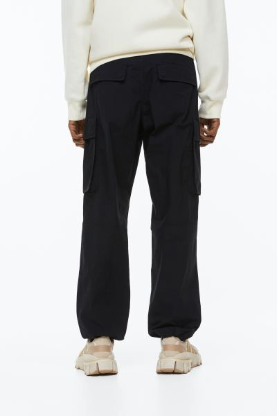 Thumbnail: Men Black Relaxed Fit Cargo Trousers (MH)