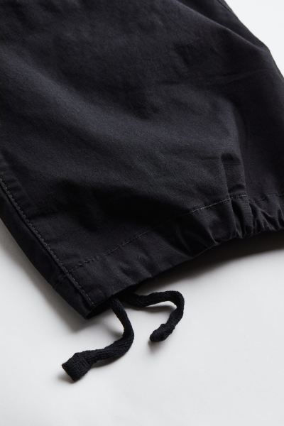 Thumbnail: Men Black Relaxed Fit Cargo Trousers (MH)