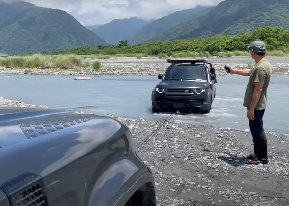 縮圖：Defender WRAN 絞盤