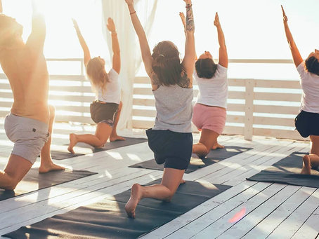 Por qué el yoga corporativo es una parte indispensable de los eventos e incentivos corporativos modernos