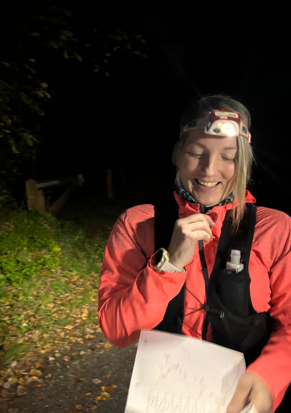 séance de course d'orientation nocturne avec le camp de base
